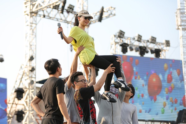 Thu Minh gạt bỏ kiện tụng trình diễn cực sung trên sân khấu tổng duyệt “Truy sát film Concert”