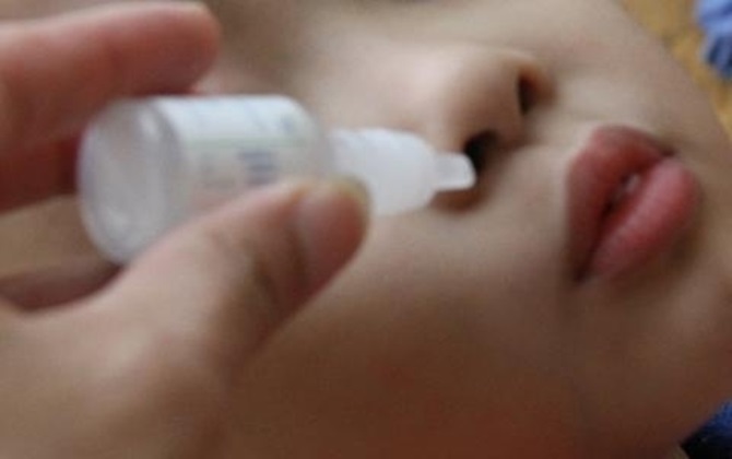 Bé 2 tuổi ngộ độc do uống nhầm thuốc nhỏ mũi