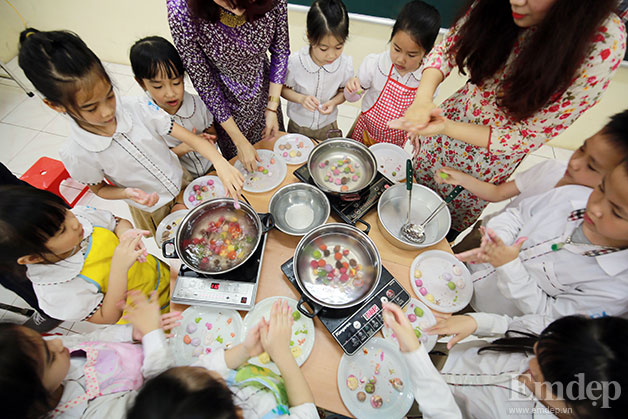 Ảnh: Trẻ tiểu học háo hức tập nặn bánh trôi ngày Tết Hàn Thực