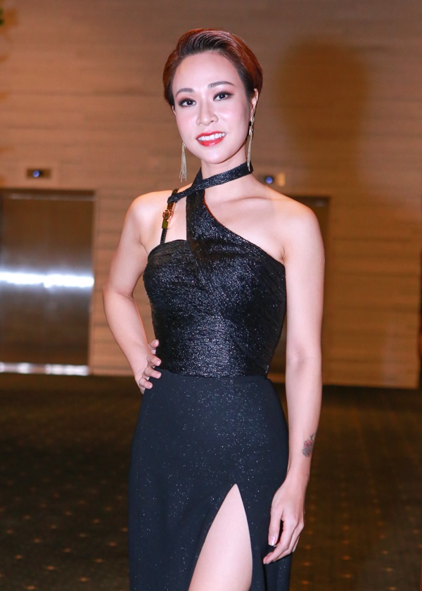 Chiếc váy tôn dáng ngọc và đôi chân dài gợi cảm của Phạm Hương 