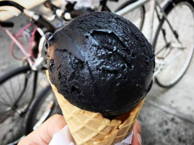 Có gì trong món kem đen như mực đang gây bão giới trẻ?