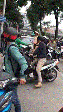 Bị CSGT yêu cầu dừng xe kiểm tra giấy tờ, nữ tài xế Hà Nội rú ga chạy tiếp và hét lớn ‘tránh ra, tao đang bận’