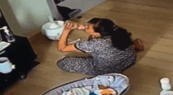 Mở camera, mẹ Việt bàng hoàng khi thấy con 6 tháng bị giúp việc đánh vào mặt, uống trộm sữa