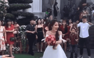 Cô dâu chuẩn bị tung hoa cưới thì bất ngờ trao cho trai lạ và cái kết không thể đoán trước!  