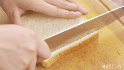 10 phút làm bánh mì gối cuộn phô mai chiên cho bữa ăn sáng đầy năng lượng