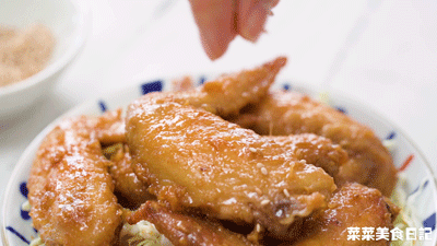 Quên đồ ăn nhanh đi, mẹ tự làm món cánh gà rán rắc vừng thơm lừng kiểu Nhật khiến bé mê mẩn
