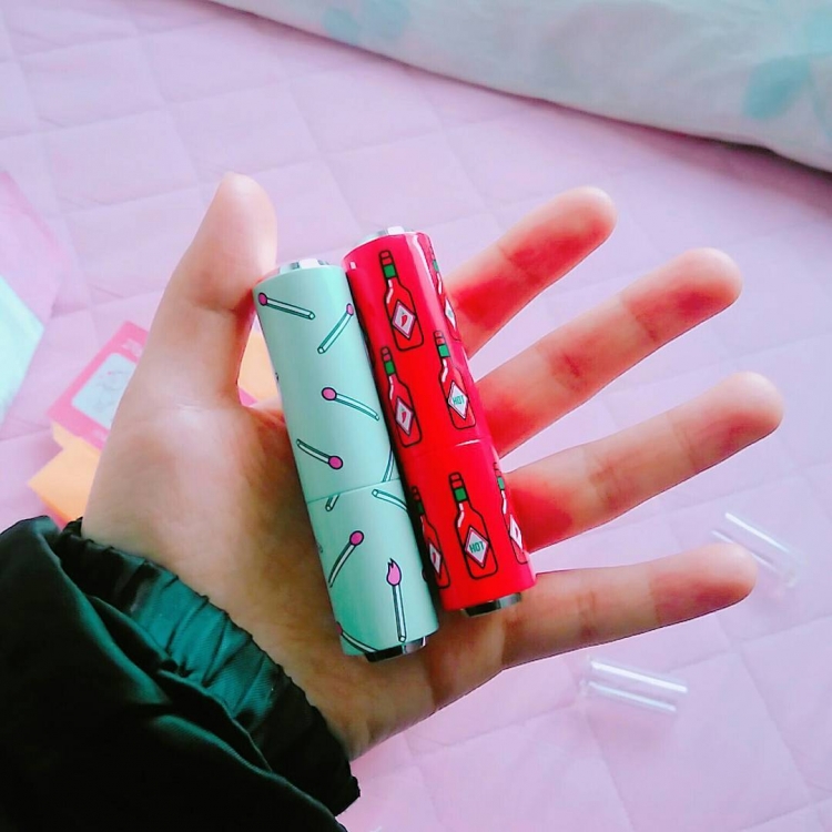 Bức xúc cô gái quỳ lạy năn nỉ 'anh trai mưa' mua 2 cây son đắt tiền không được liền quay sang mỉa mai 'hèn gì anh ế là phải'