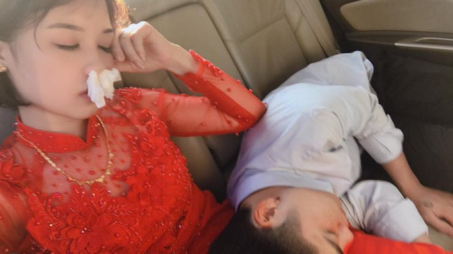Cô dâu mũi bịt đầy khăn giấy, tai đeo túi nilon vì say xe vẫn tạo dáng selfie khiến dân tình thích thú