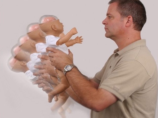 Bé sơ sinh tím tái tử vong sau khi massage, người mẹ gào khóc vì sai lầm "ngớ ngẩn"