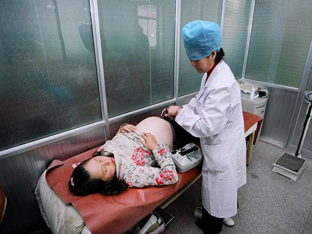 Đưa vợ bầu nhập viện, chồng ngã khuỵu khi bác sĩ ra hỏi: "Cứu mẹ hay cứu con?"