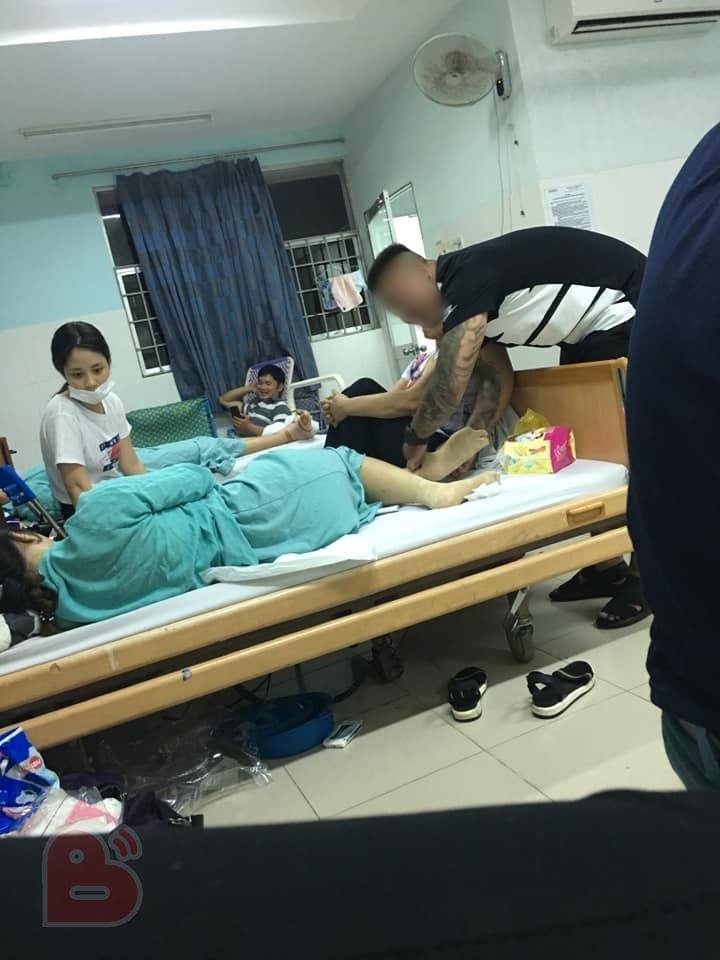 Hình ảnh người chồng xăm trổ hết lòng chăm vợ đẻ khiến chị em rần rần 'đừng vội đánh giá qua vẻ bề ngoài'