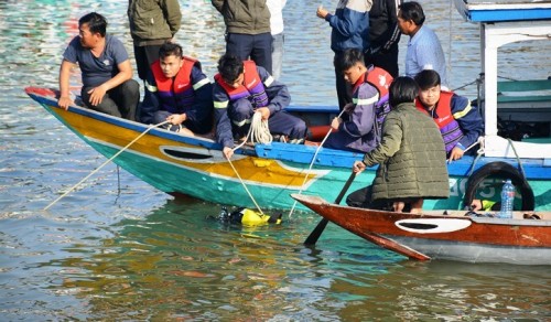 Vụ ô tô lao xuống sông Hoài, 3 người chết: Nhói lòng hình ảnh thi thể bé trai 6 tuổi kẹt trong xe