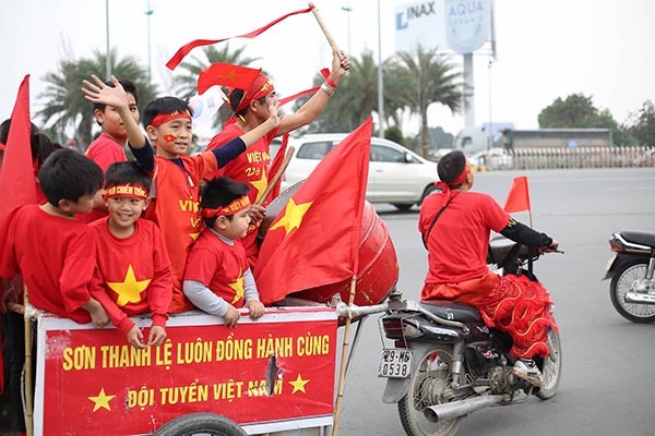 CĐV mang bánh chưng, cành đào đón tuyển Việt Nam