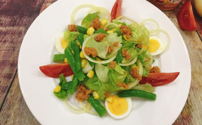 Bữa tối làm salad cá ngừ mù tạt vàng đơn giản, nhẹ bụng