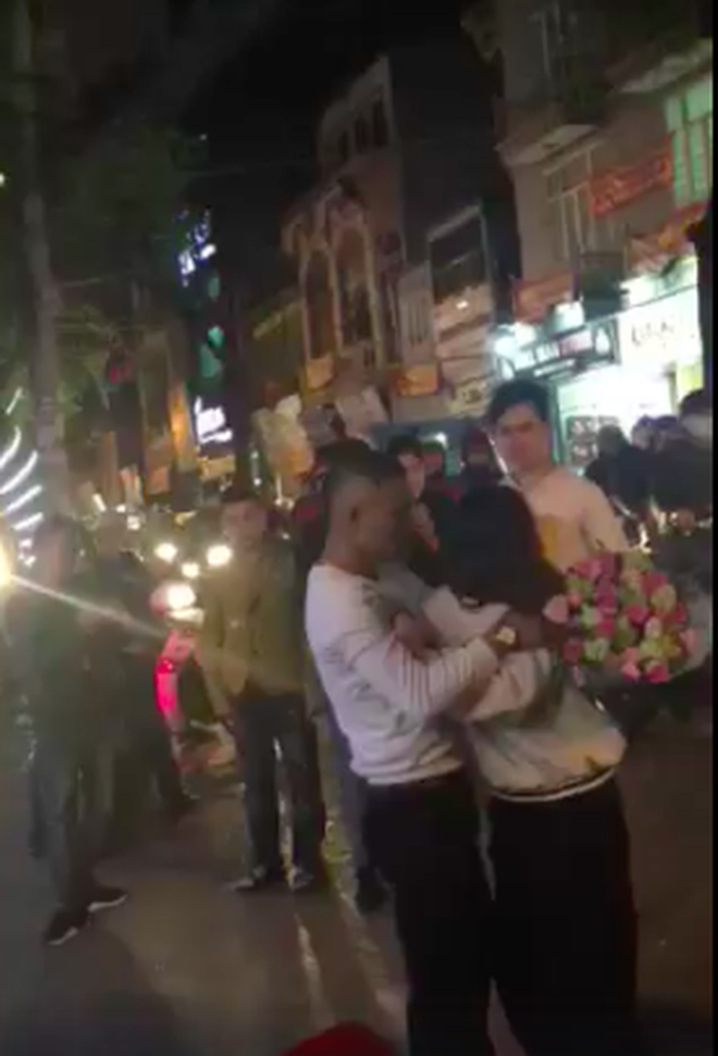 Màn tỏ tình đáng sợ nhất năm: Bị từ chối tình cảm, chàng trai túm áo hăm dọa cô gái