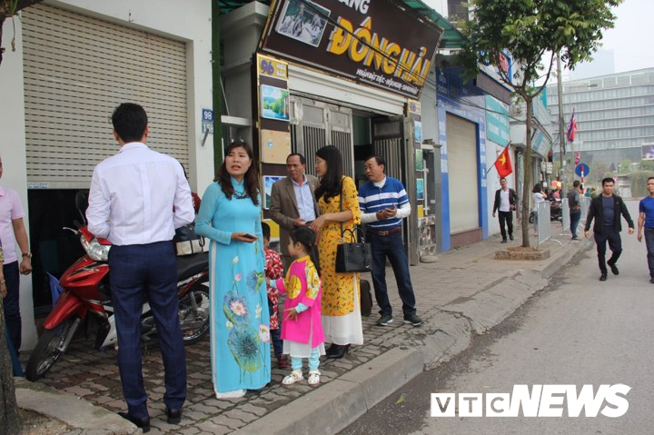 Cấm đường bảo vệ Hội nghị Mỹ - Triều, xe rước dâu chôn chân ngoài đại lộ, cô dâu chú rể xách váy chạy bộ