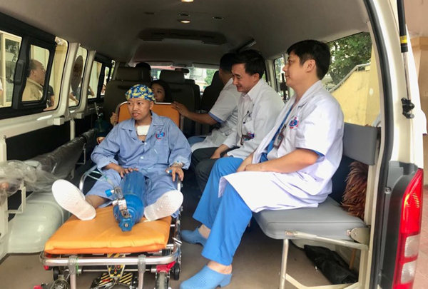 Giây phút oà khóc khi mẹ con bé Bình An gặp nhau