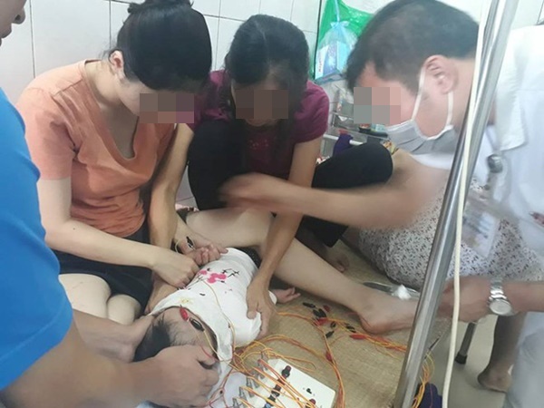 Bé gái 12 tháng liệt dây thần kinh ngoại biên do nằm điều hòa: BS khuyến cáo cách chăm sóc con an toàn