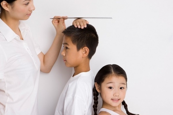 4 kiểu lười của bố mẹ khiến con mãi thấp lùn, 99% cha mẹ Việt mắc phải