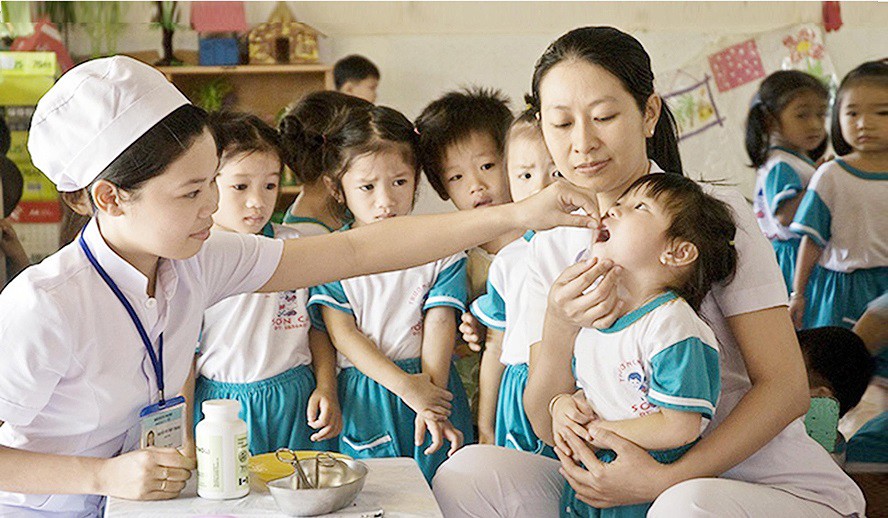 Mẹ tá hỏa thấy con béo phì chỉ vì 'khoái' ăn hộ cơm cho bạn