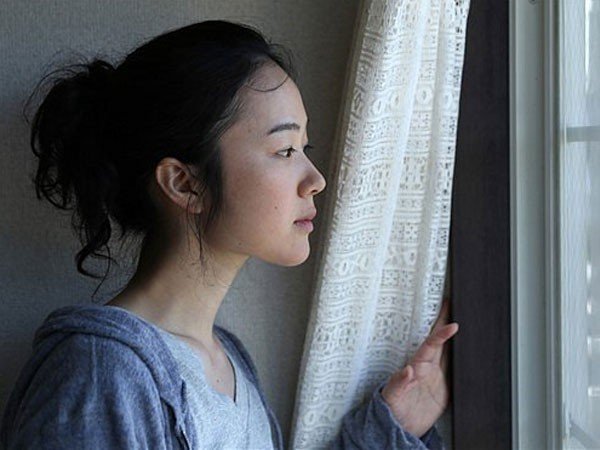 Mải mê bên nhân tình, nửa đêm mò về thấy vợ ngủ cạnh đàn ông lạ