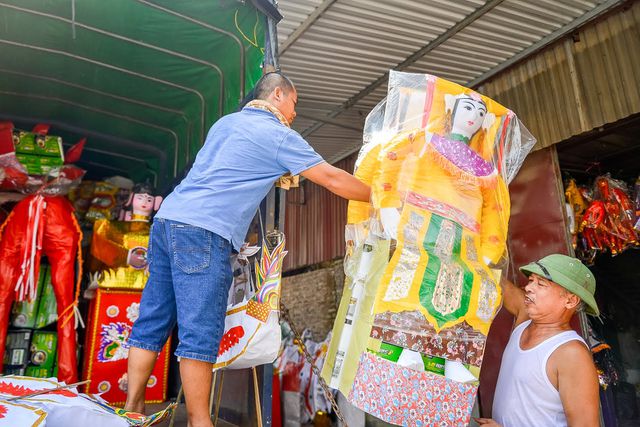 Vàng mã rằm tháng 7: “Đốt” cả trực thăng, ô tô “cỡ khủng” cho người cõi âm