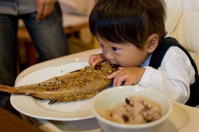 Bé bị hóc xương cá, mẹ làm theo cách này cứu con trong gang tấc