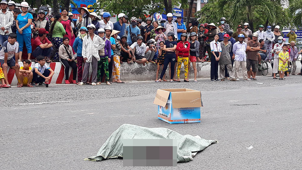 Người phụ nữ làm rơi bao tải chứa xác thai nhi xuống đường ở Kiên Giang