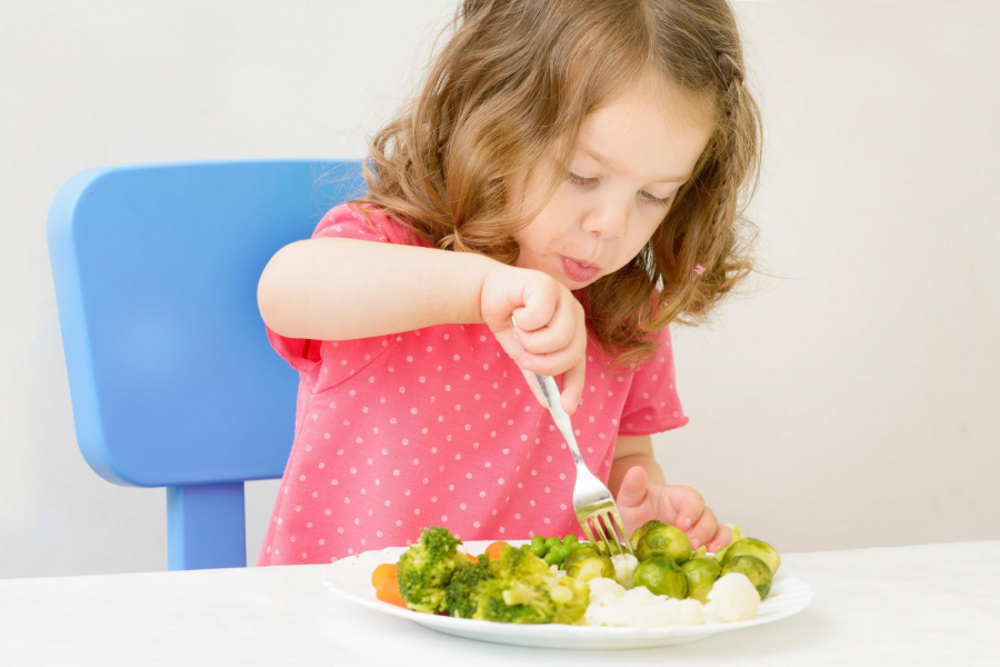 Cách ăn rau củ quả "hại" bé chậm lớn, còi xương, mẹ Việt đa phần mắc phải điều số 2