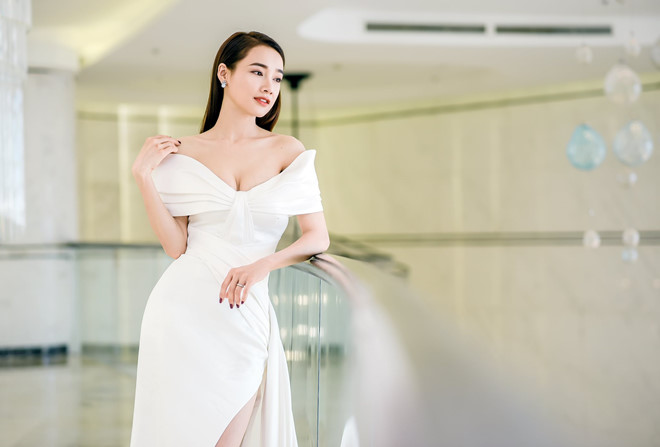 Vì sao Nhã Phương ngày càng gợi cảm, thích diện váy áo khoe vòng một?