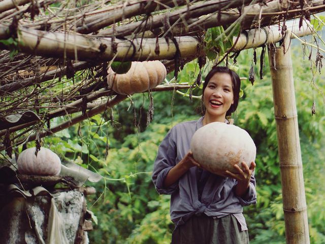 Cận cảnh cuộc sống đẹp như mơ của cô gái được ví là “tiên nữ đồng quê” của Việt Nam