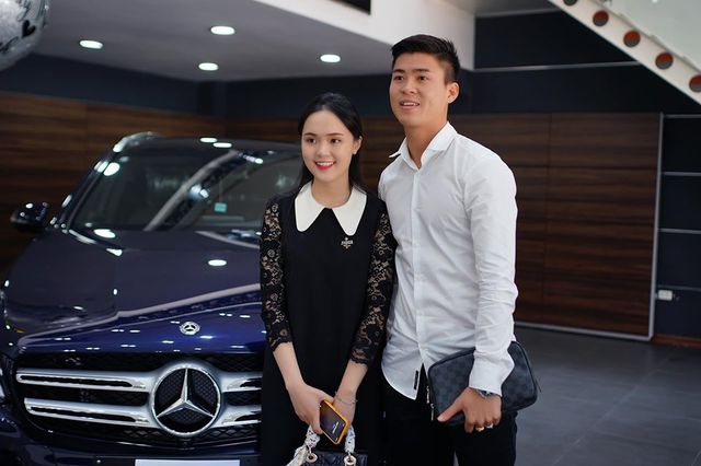 Hội bạn gái của dàn cầu thủ Việt Nam vừa đẹp vừa giỏi kiếm tiền