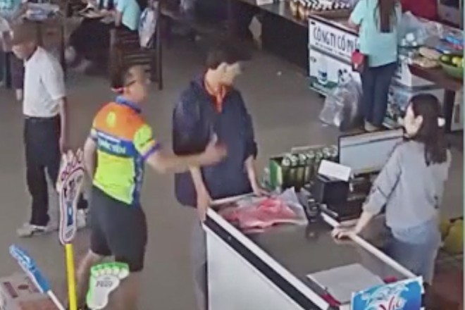 Con trai lấy đồ không trả tiền, bố đánh nhân viên