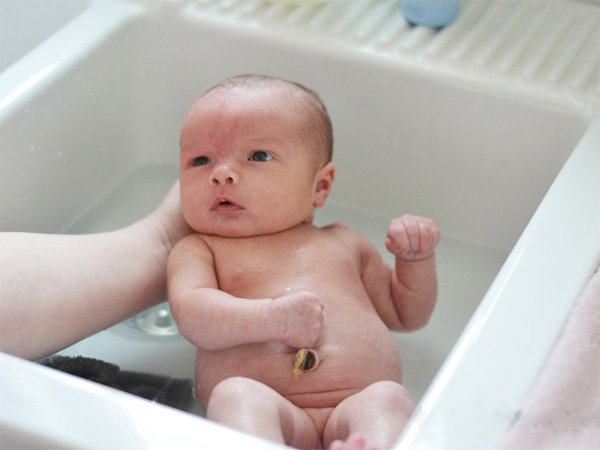 Sai lầm khi tắm cho bé khiến con dễ mắc bệnh, điều thứ 2 mẹ nào cũng mắc phải