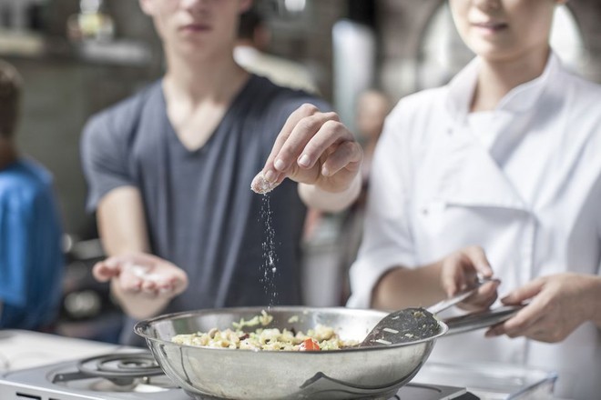 4 mối nguy hiểm khi người Việt ăn quá mặn