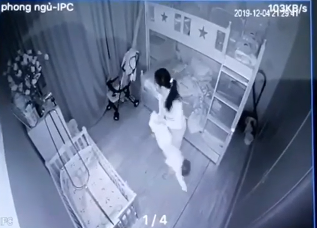 Bé gái 13 tháng tuổi bị người giúp việc cầm hai chân dốc ngược