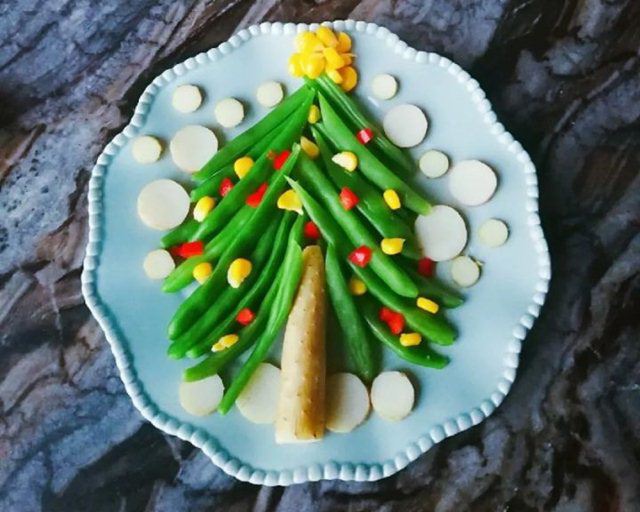 Con lười ăn rau xanh, mẹ hãy làm salad cây thông Noel đẹp mắt ngon miệng cho bé ăn thun thút