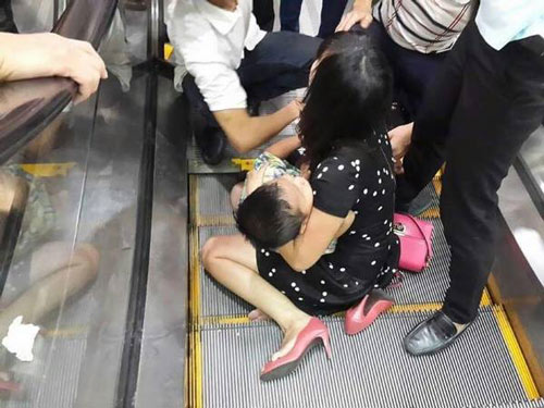 3 nguy hiểm luôn rình rập trẻ khi đi siêu thị, cha mẹ cần phải biết để bảo vệ con