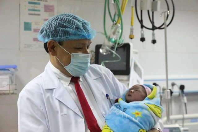 Khoảnh khắc thiêng liêng của những em bé chào đời đúng lúc 0 giờ 1/1/2020