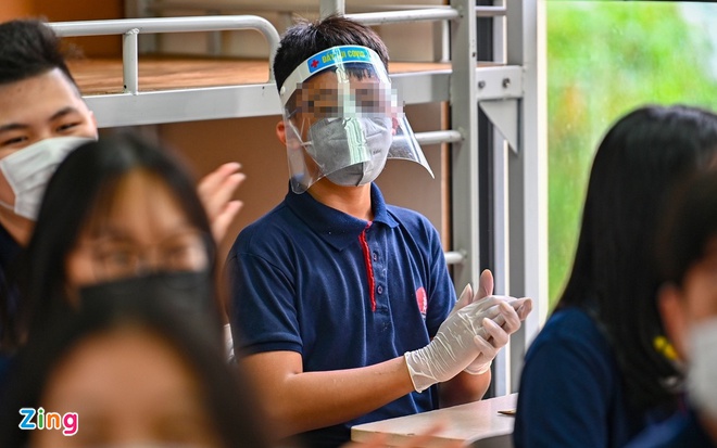 Nguy cơ cận thị, mỏi mắt khi học sinh đeo nón che giọt bắn liên tục