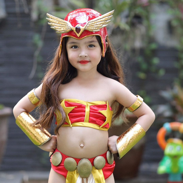 Con gái“Mỹ nhân đẹp nhất Philippines” cosplay lại vai diễn của mẹ mà khiến dân tình "quắn quéo", bé tí đã xinh hết phần thiên hạ