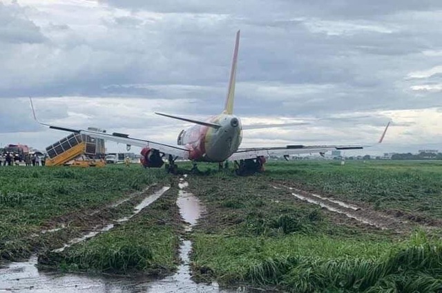 Máy bay hạ cánh trượt khỏi đường băng Tân Sơn Nhất