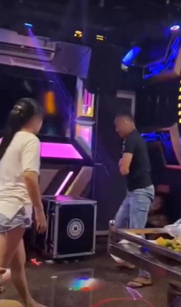 Cô vợ dũng mãnh và cú đạp 'chí mạng' trong phòng karaoke: Chồng tái mét mặt quỳ xuống xin tha
