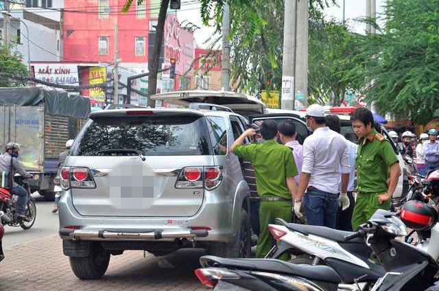 Đôi nam nữ tử vong bất thường trên chiếc ô tô vẫn đang nổ máy trong gara