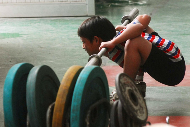 Muốn con cao lớn nên mỗi ngày ông bố đều bắt con làm một việc suốt nhiều năm, kết quả lại lùn nhất lớp