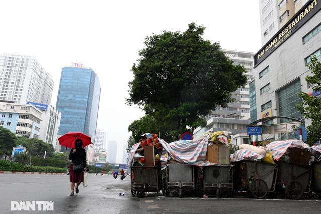 Rác thải hôi thối chất đống trên vỉa hè, tràn ra lòng đường tại Hà Nội