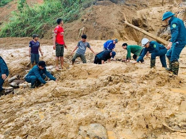 Thêm 11 người bị núi vùi lấp ở huyện Phước Sơn