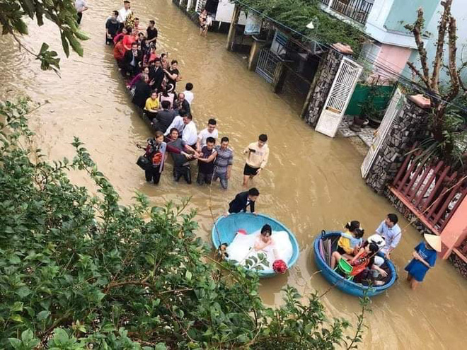 Đám cưới đúng ngày lũ, cô dâu chú rể ngồi thuyền thúng, quan viên 2 họ vén quần lội
