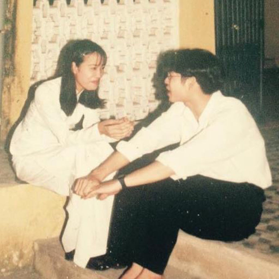 Chuyện tình cặp đôi ‘chung bàn, chung lớp’ nay ‘chung nhà, chung cơ quan’
