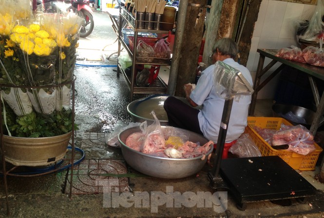 Rùng mình thực phẩm 'sống chung' với phân mèo, ruồi, gián